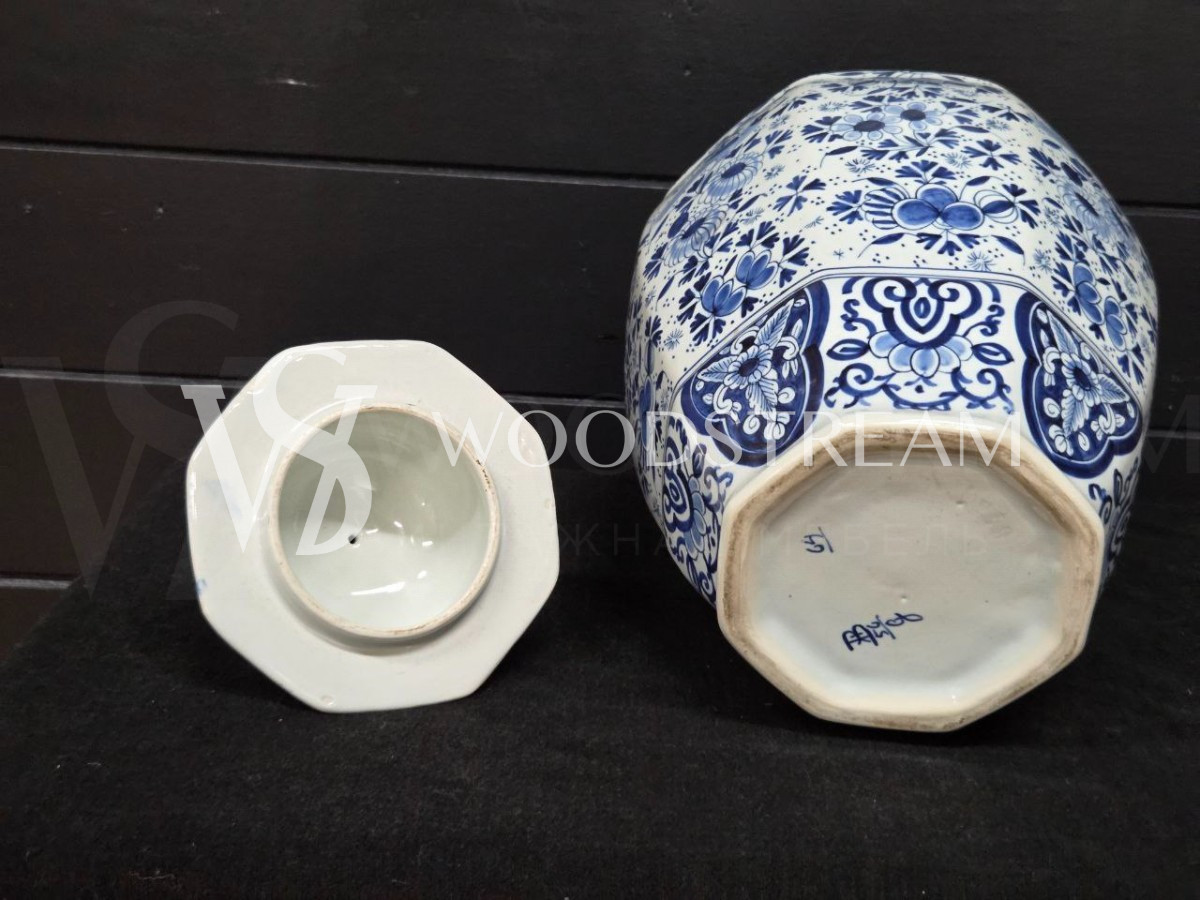 Ваза с крышкой в стиле шинуазри