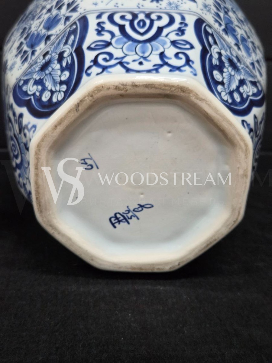 Ваза с крышкой в стиле шинуазри