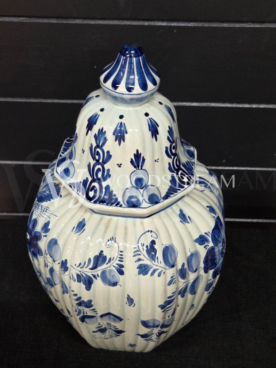 Ваза с крышкой в стиле Делф