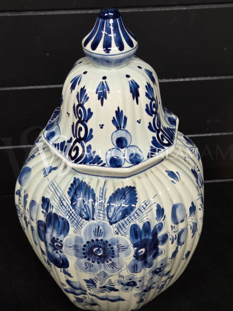 Ваза с крышкой в стиле Делф