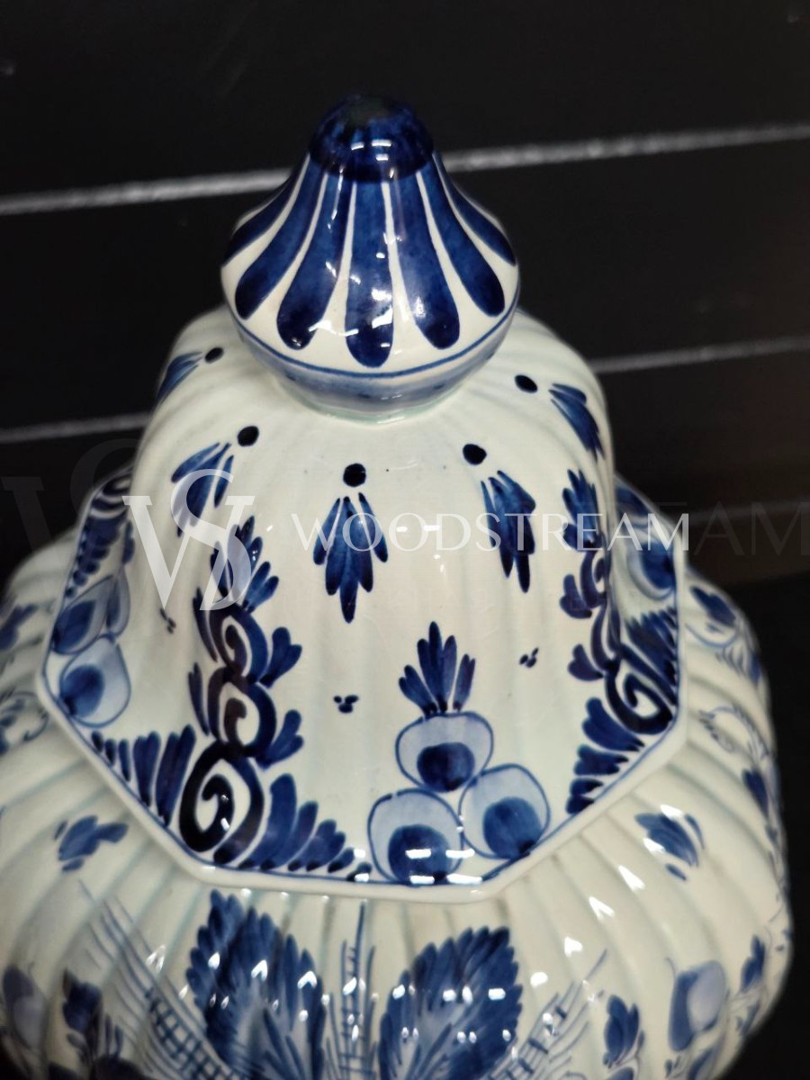 Ваза с крышкой в стиле Делф