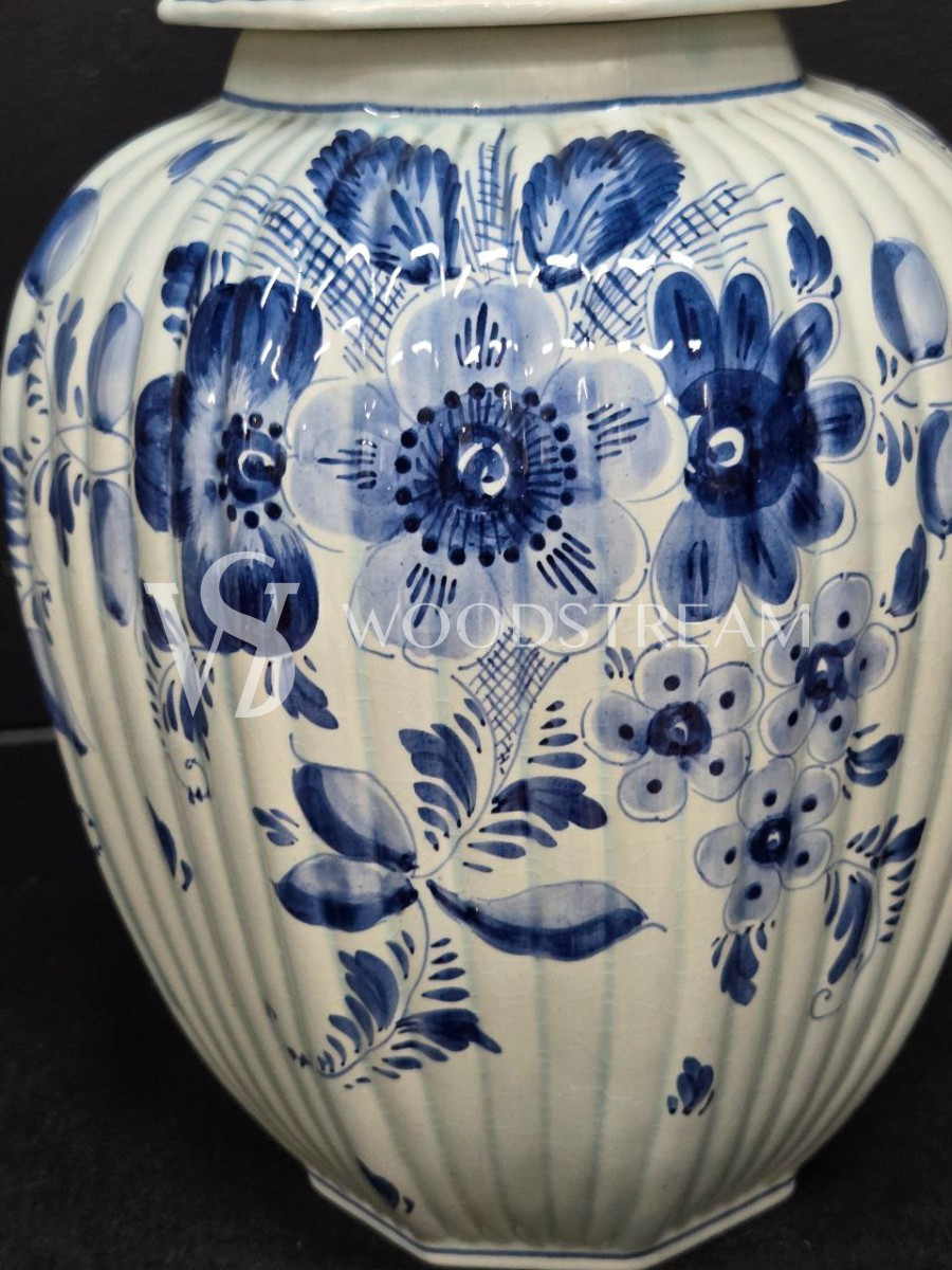 Ваза с крышкой в стиле Делф