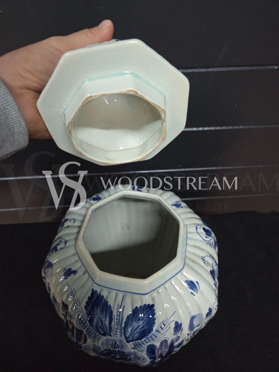 Ваза с крышкой в стиле Делф