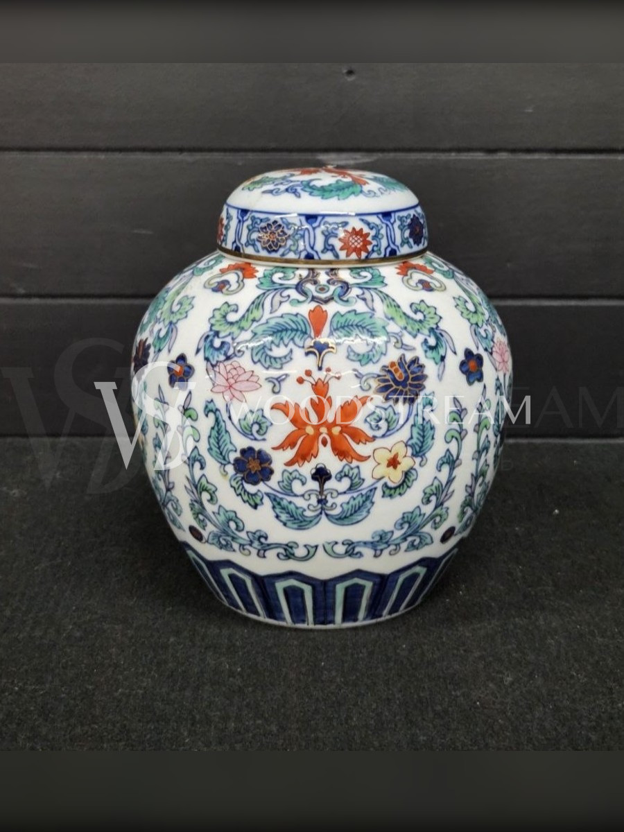 Ваза с крышкой в стиле шинуазри