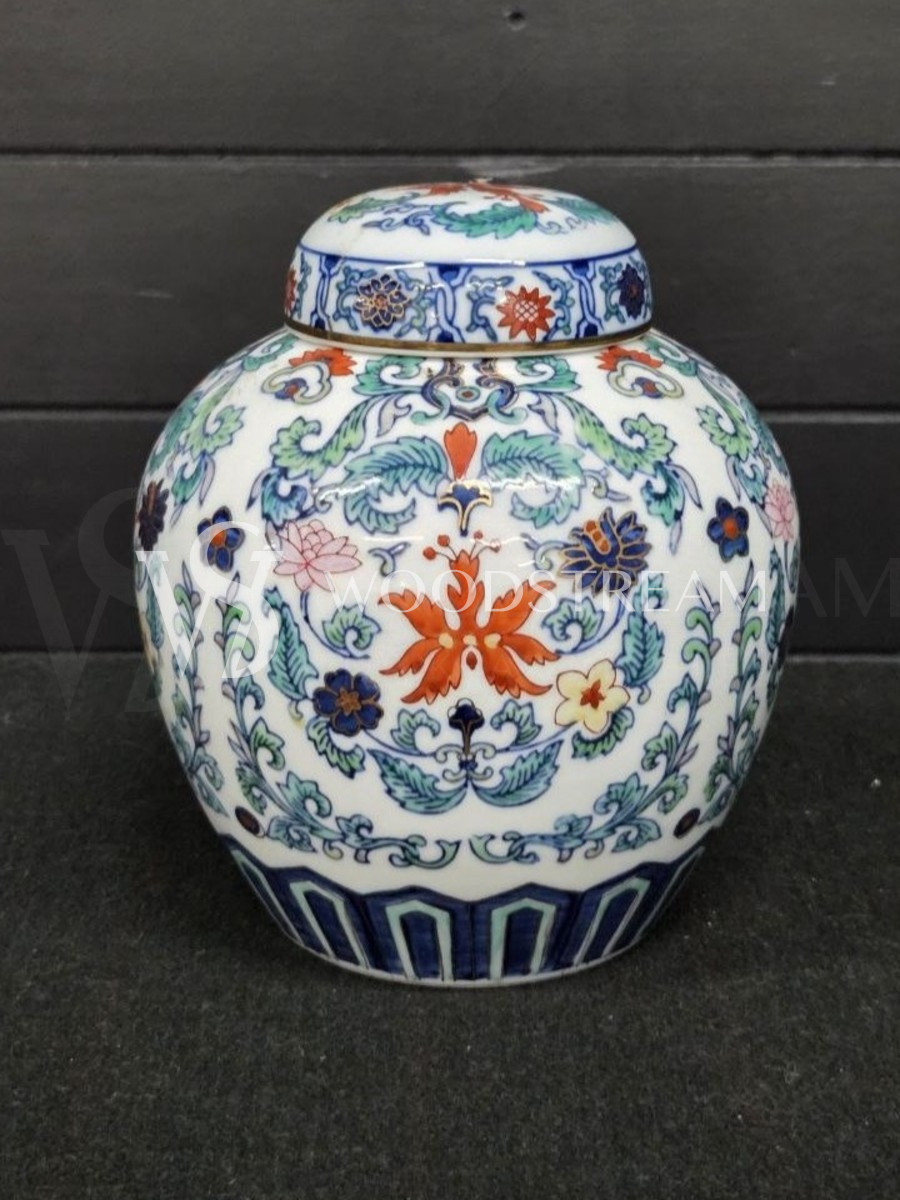 Ваза с крышкой в стиле шинуазри