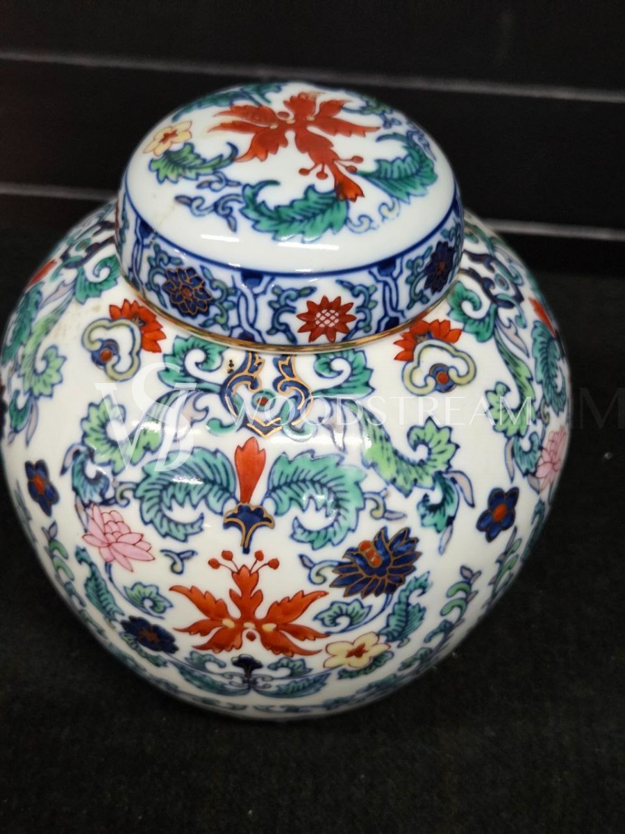 Ваза с крышкой в стиле шинуазри