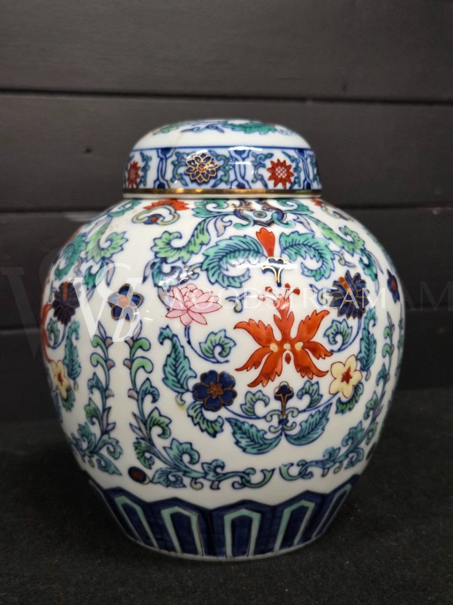 Ваза с крышкой в стиле шинуазри