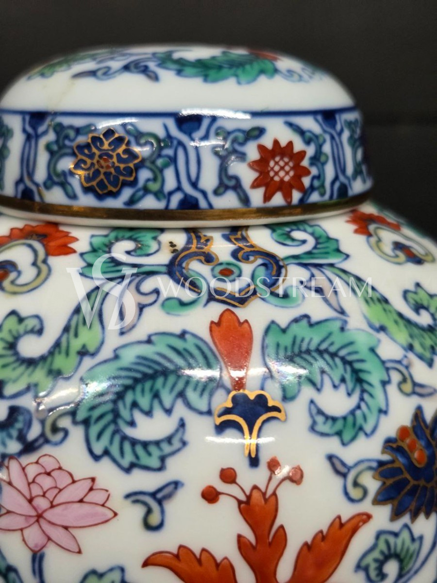 Ваза с крышкой в стиле шинуазри
