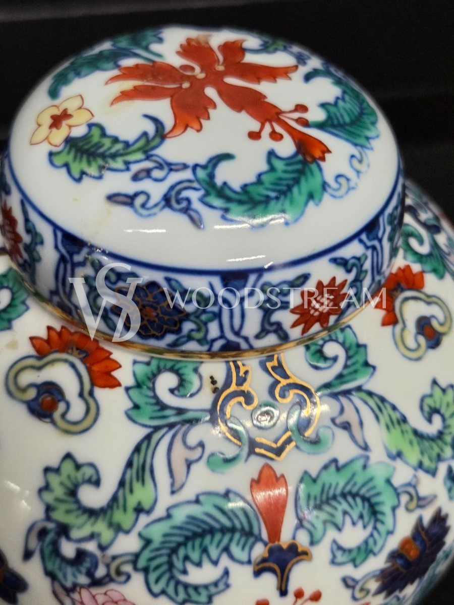 Ваза с крышкой в стиле шинуазри