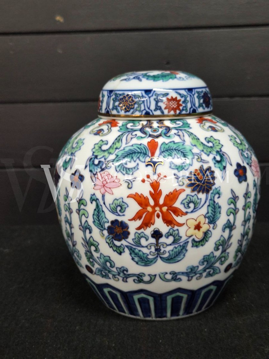 Ваза с крышкой в стиле шинуазри