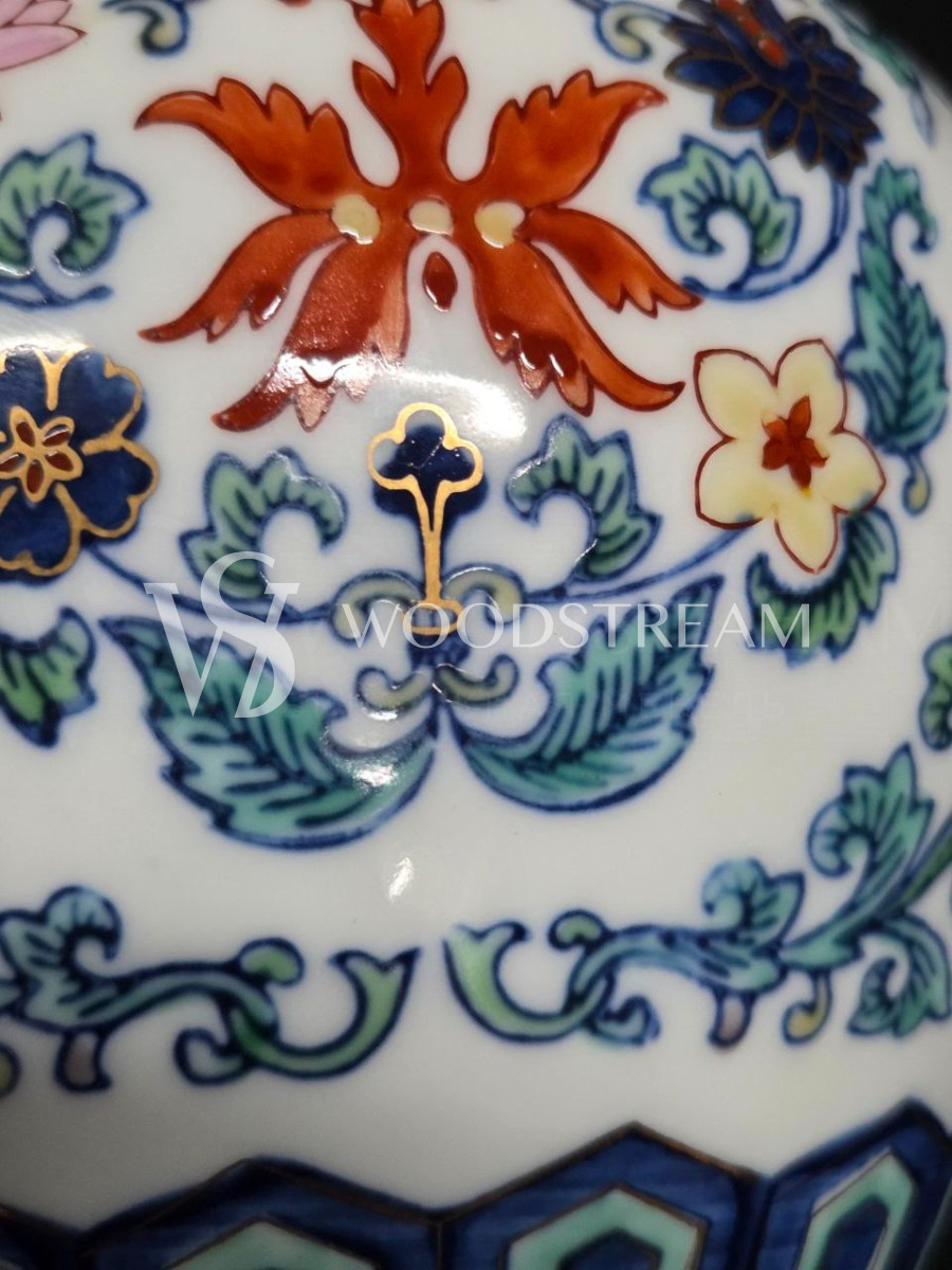 Ваза с крышкой в стиле шинуазри