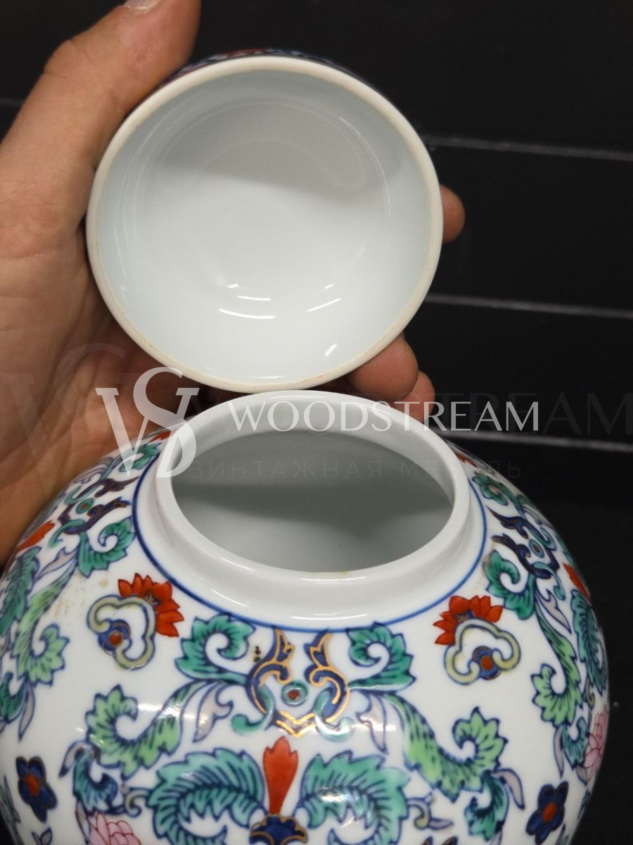 Ваза с крышкой в стиле шинуазри