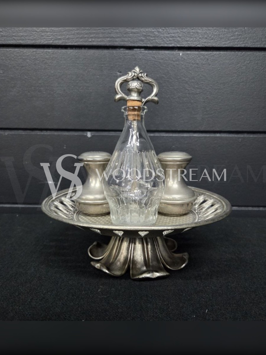 Набор для специй и соусов на подносе