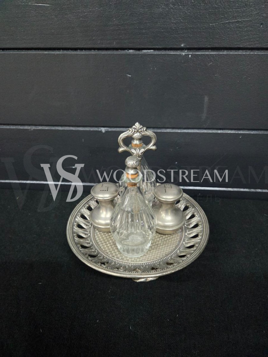 Набор для специй и соусов на подносе