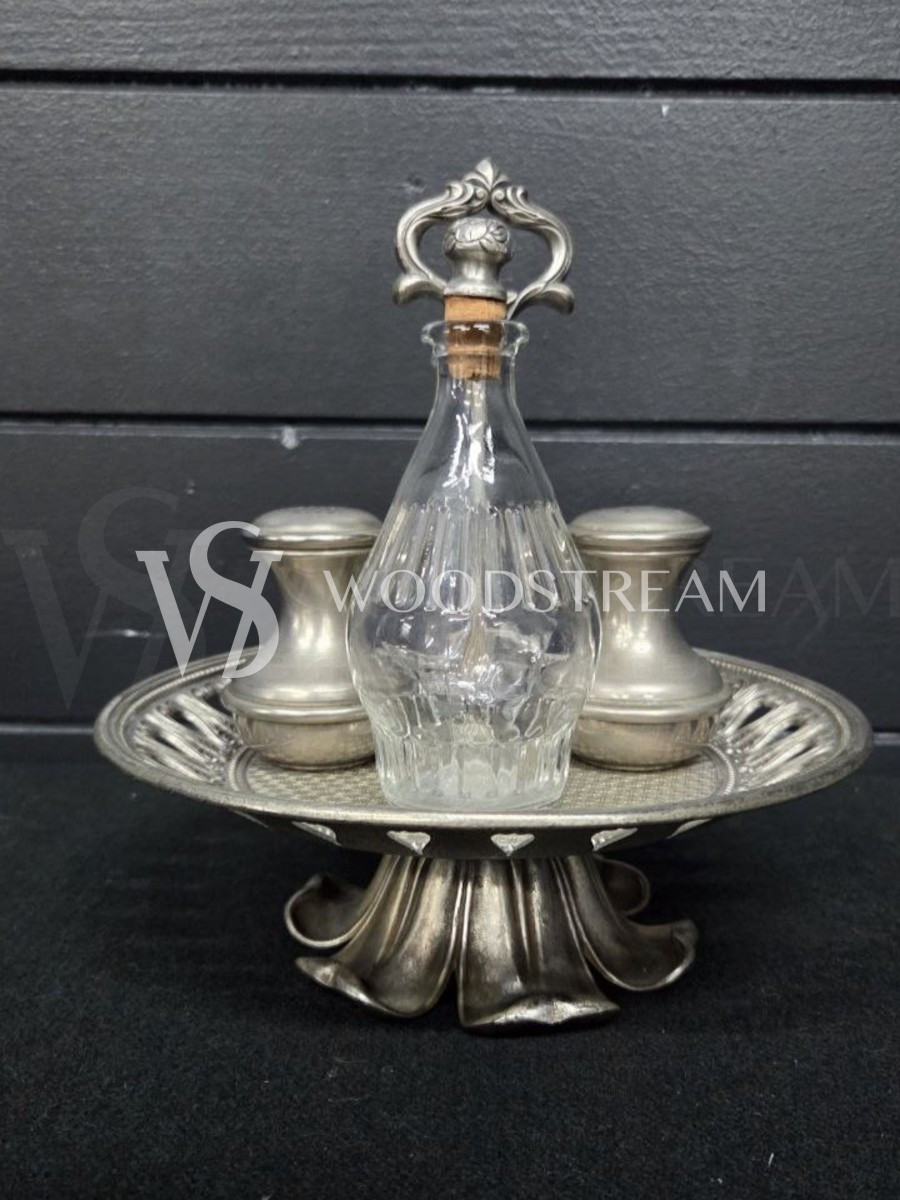 Набор для специй и соусов на подносе