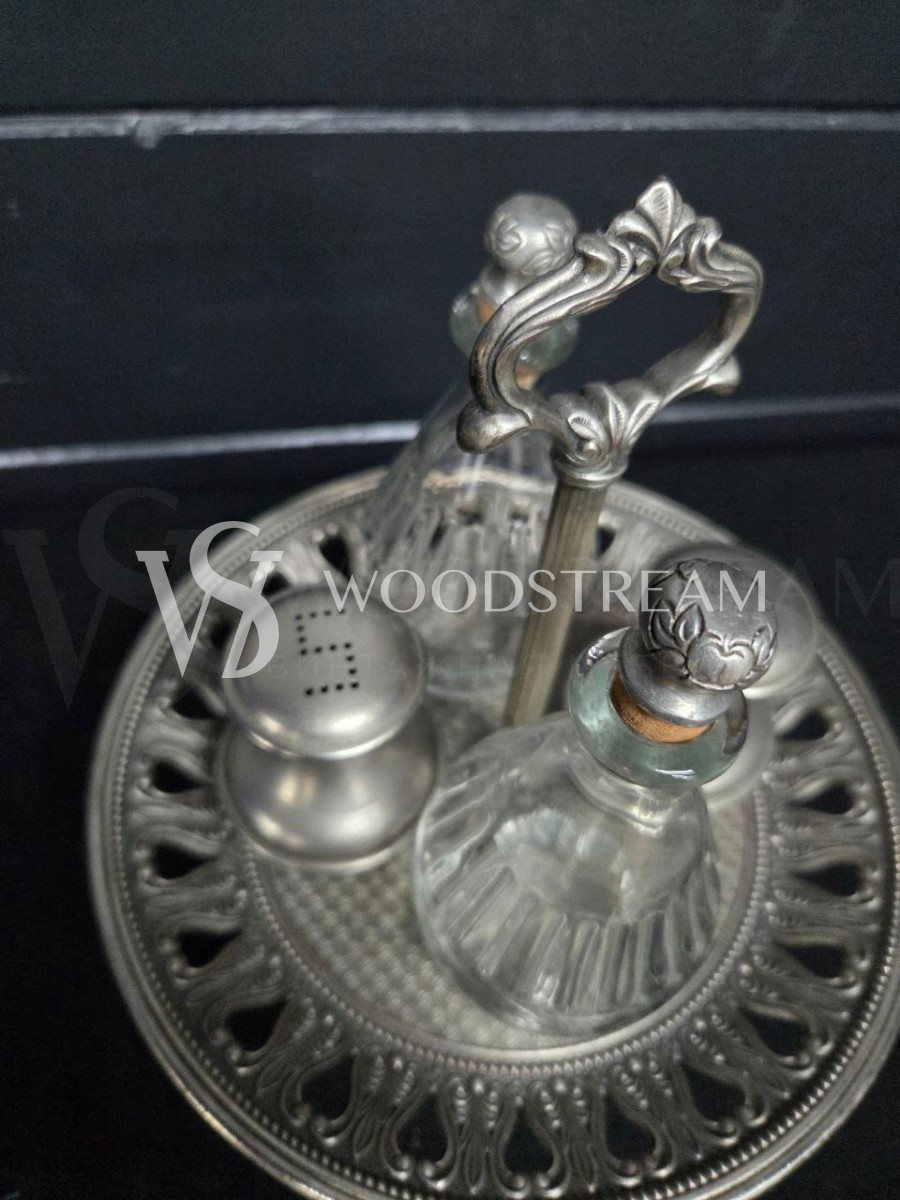 Набор для специй и соусов на подносе