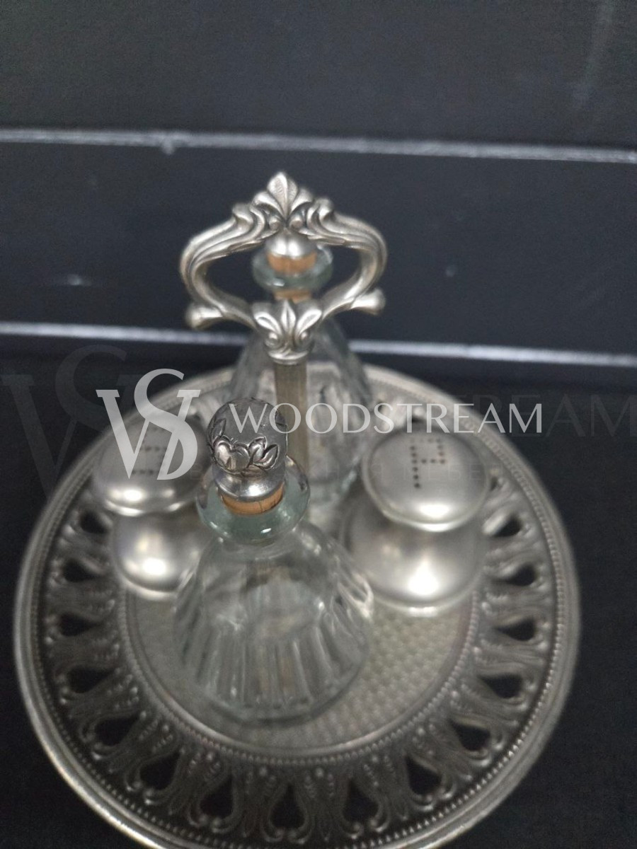 Набор для специй и соусов на подносе