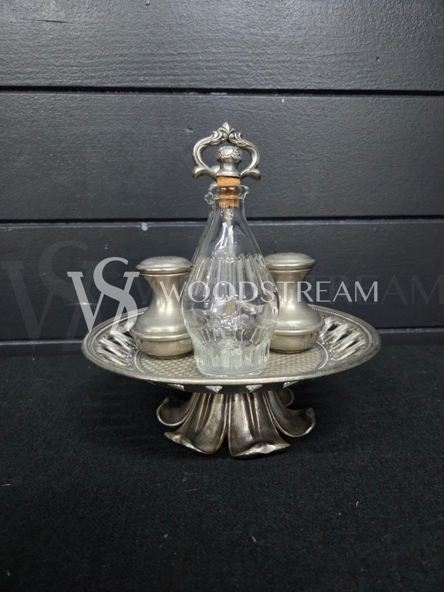 Набор для специй и соусов на подносе