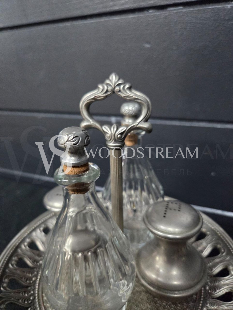 Набор для специй и соусов на подносе