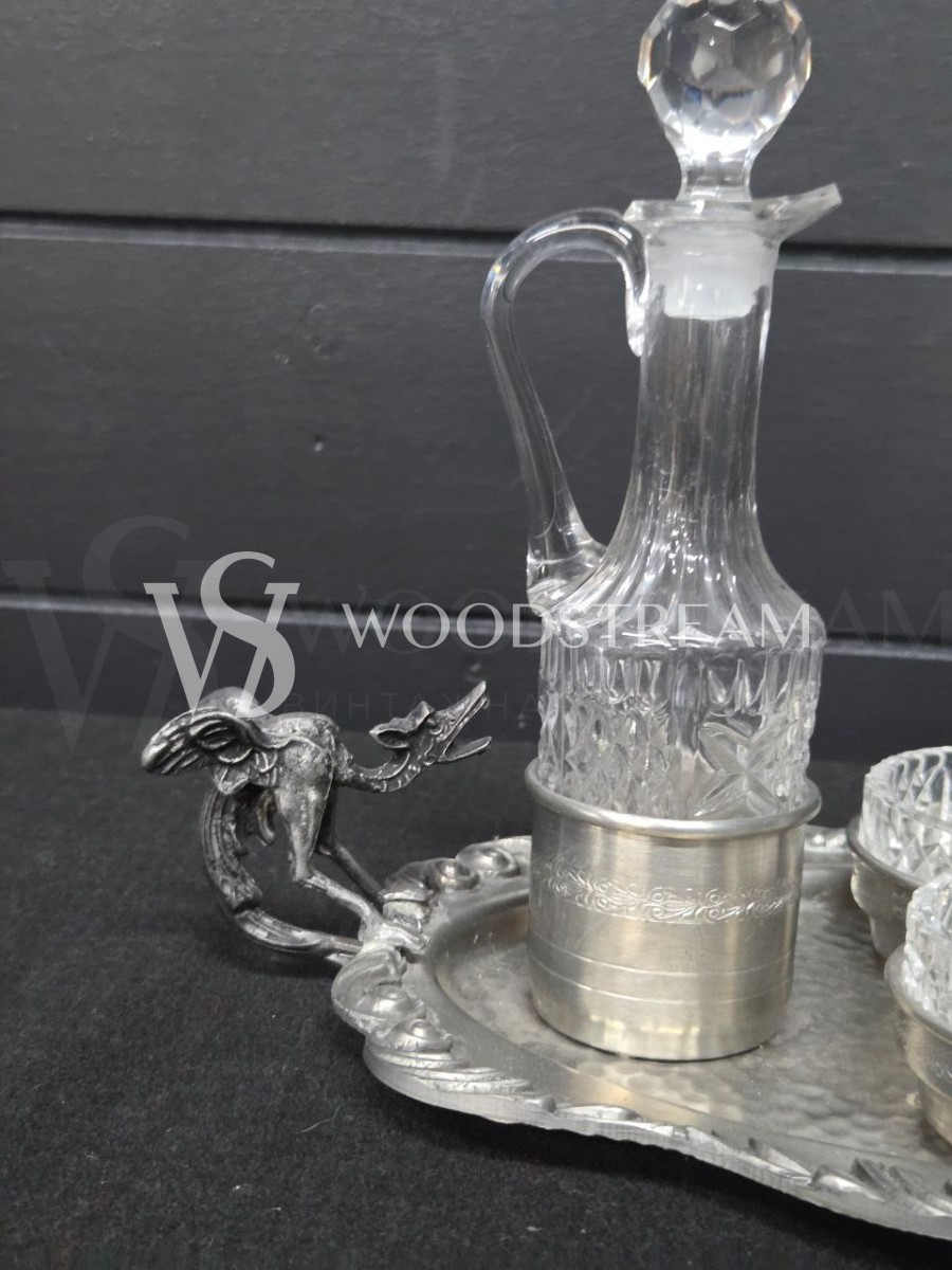 Набор для специй и соусов на подносе