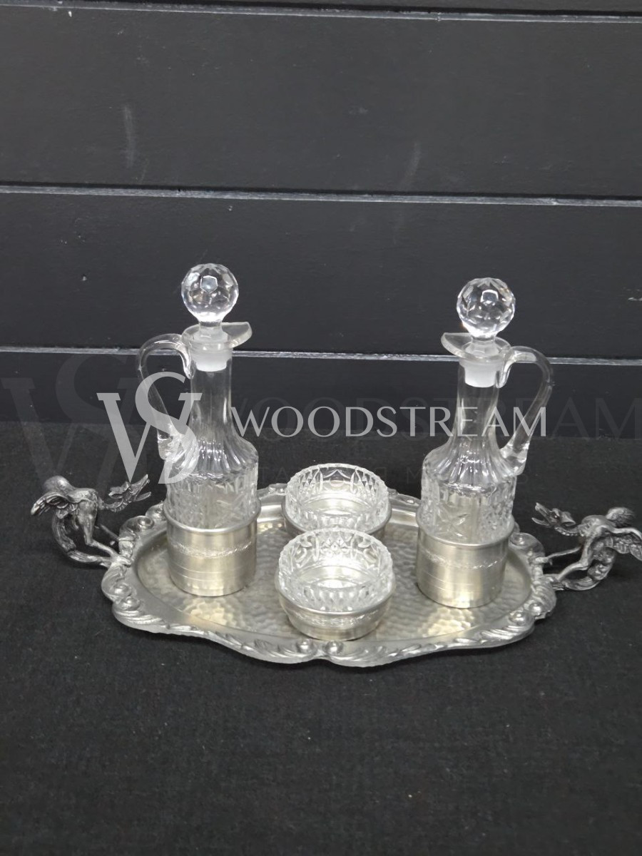 Набор для специй и соусов на подносе