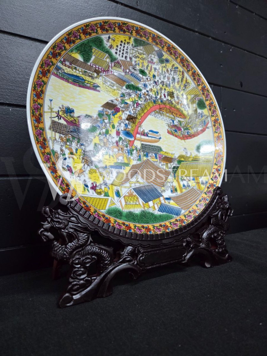 Тарелка декоративная на подставке в стиле шинуазри
