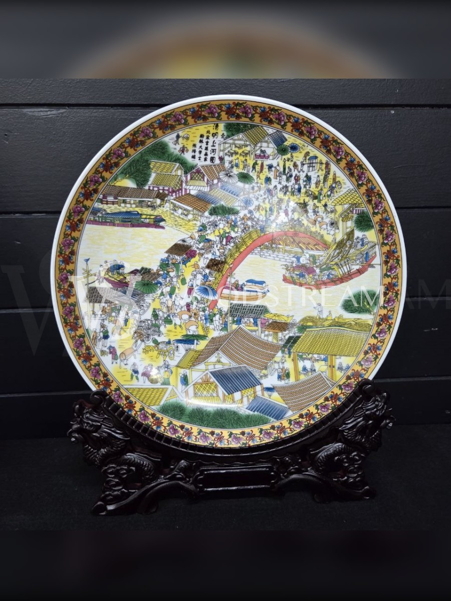 Тарелка декоративная на подставке в стиле шинуазри