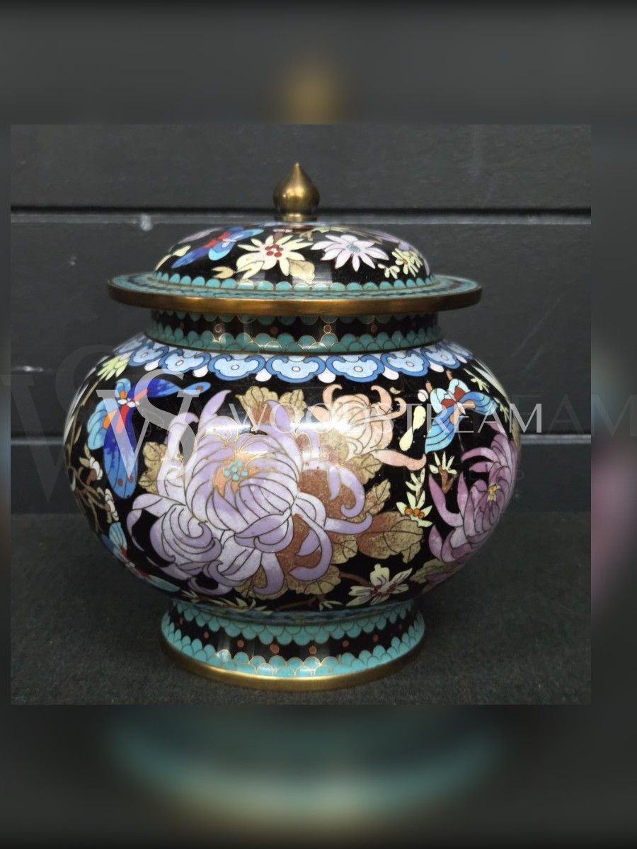 Ваза с крышкой в стиле шинуазри