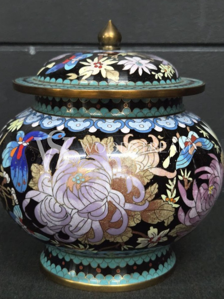 Ваза с крышкой в стиле шинуазри