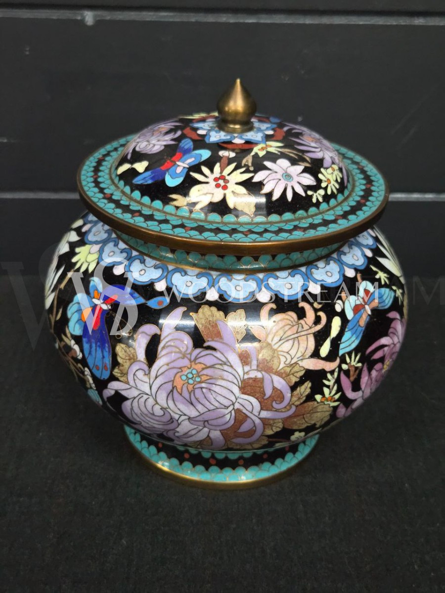 Ваза с крышкой в стиле шинуазри