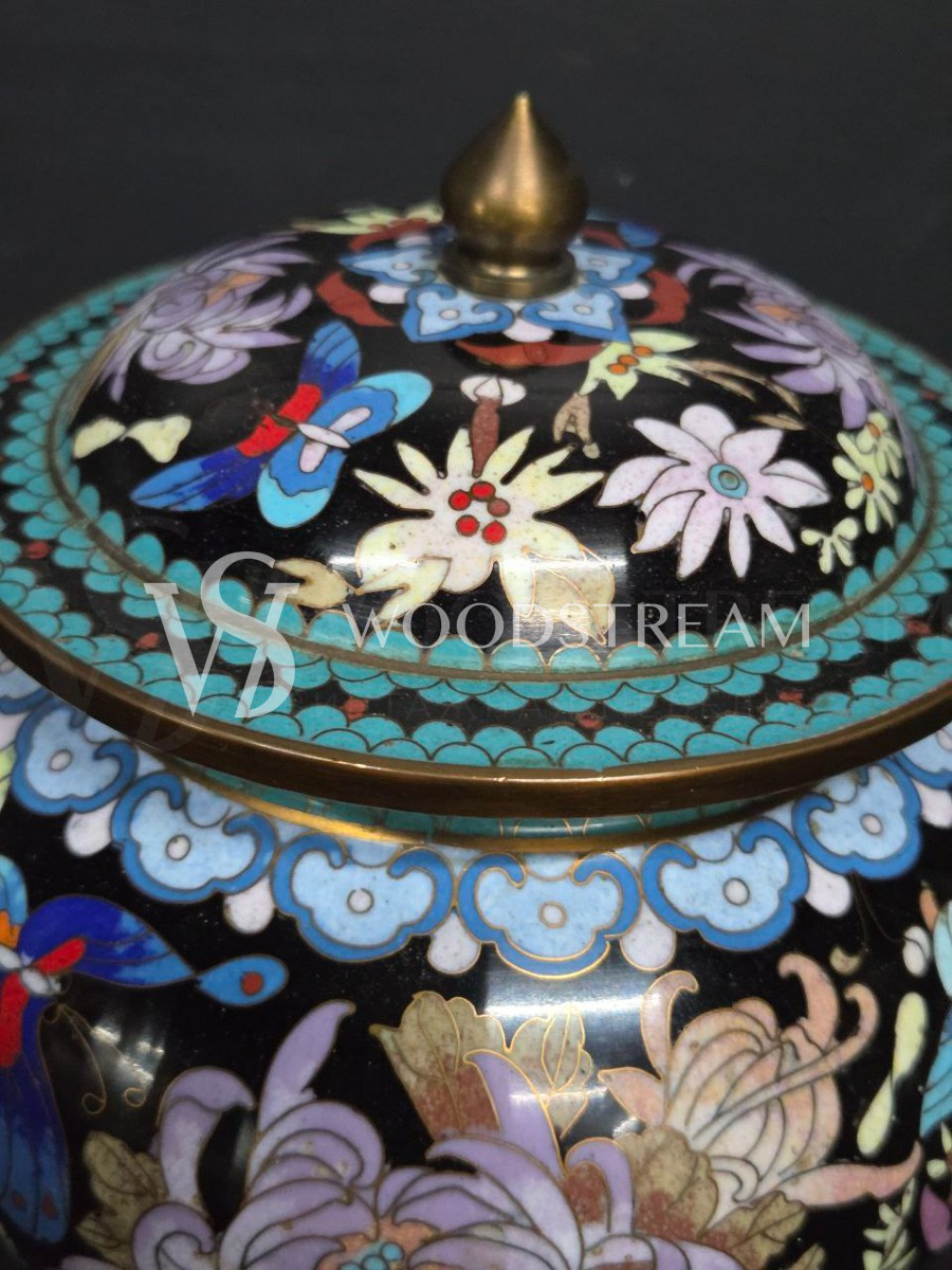 Ваза с крышкой в стиле шинуазри