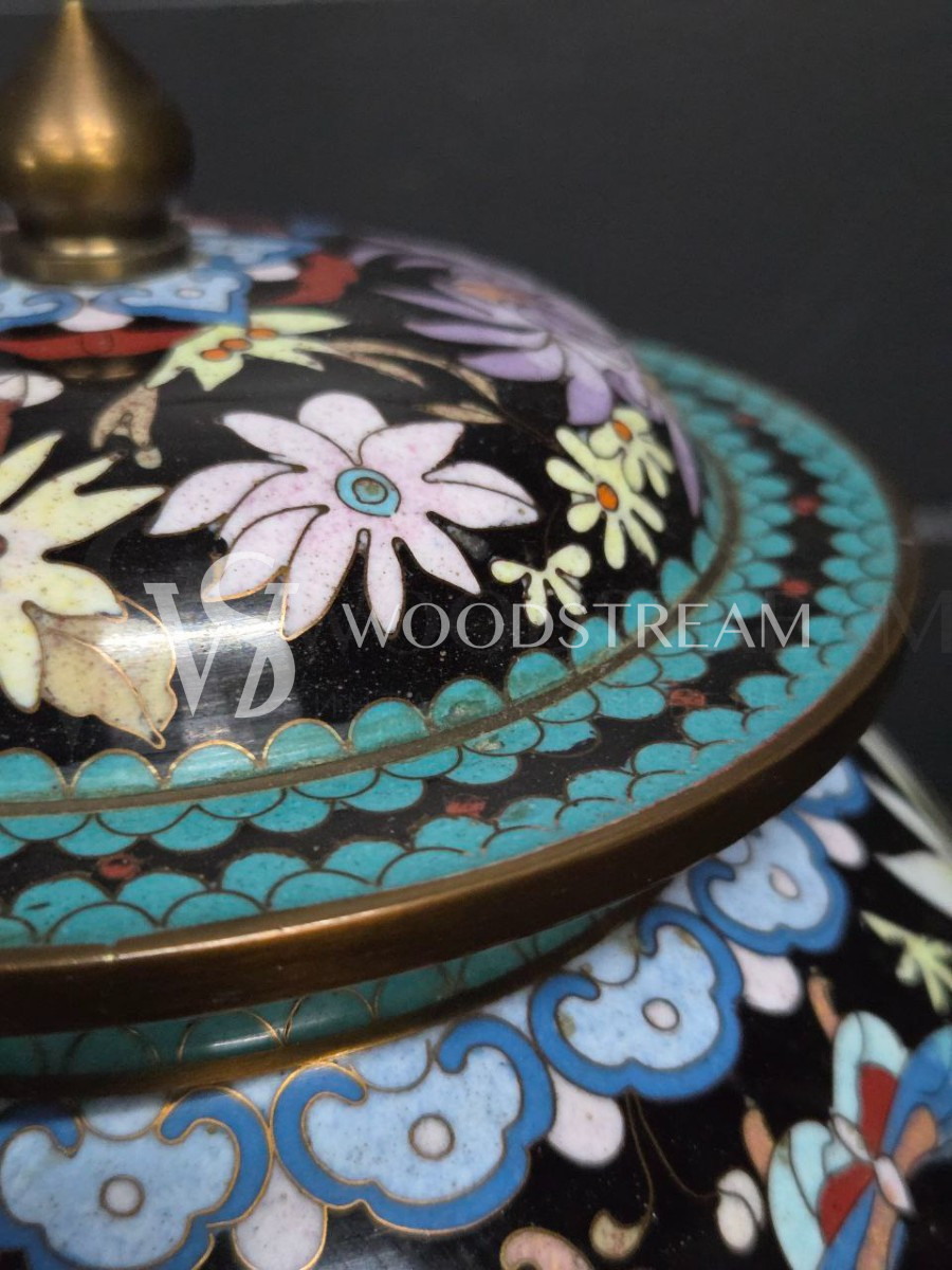 Ваза с крышкой в стиле шинуазри