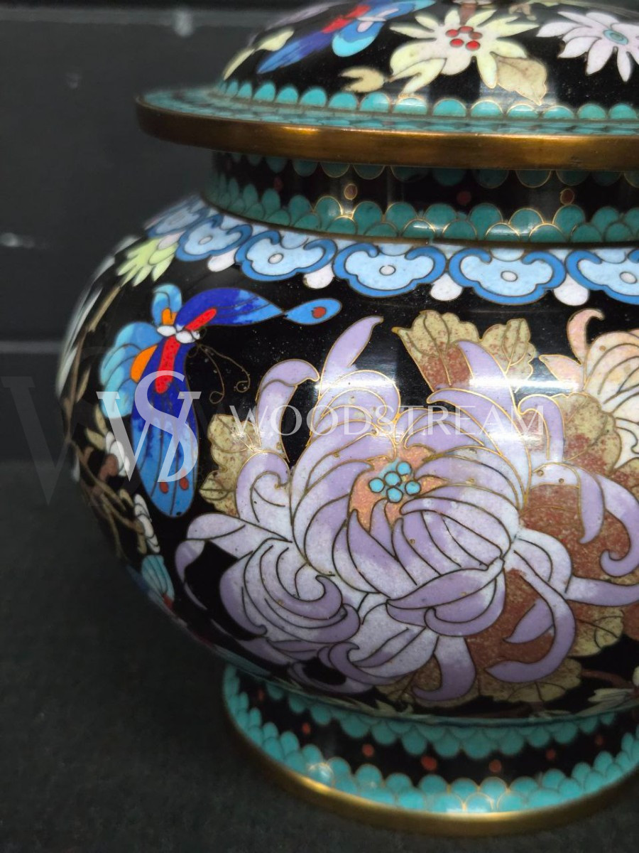 Ваза с крышкой в стиле шинуазри