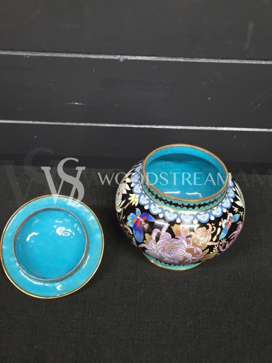 Ваза с крышкой в стиле шинуазри