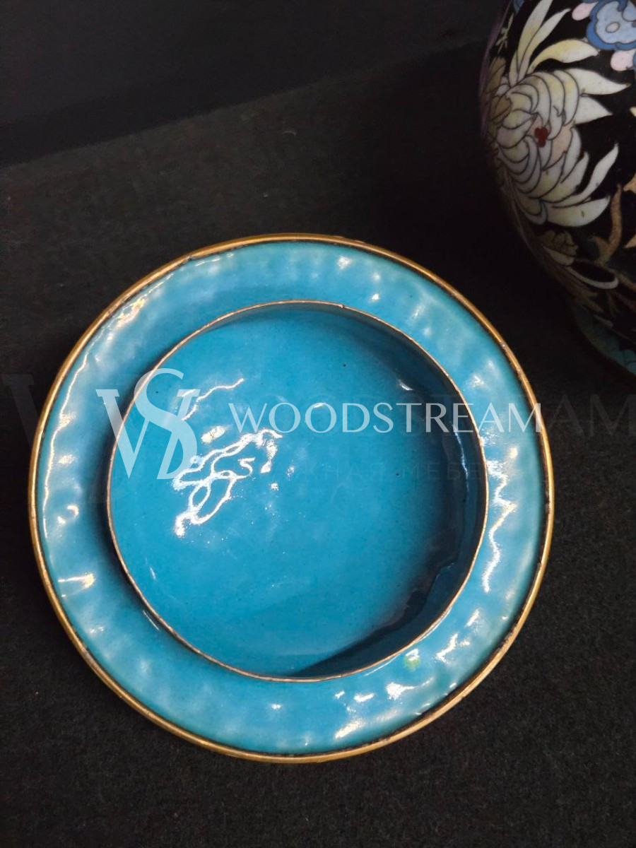 Ваза с крышкой в стиле шинуазри