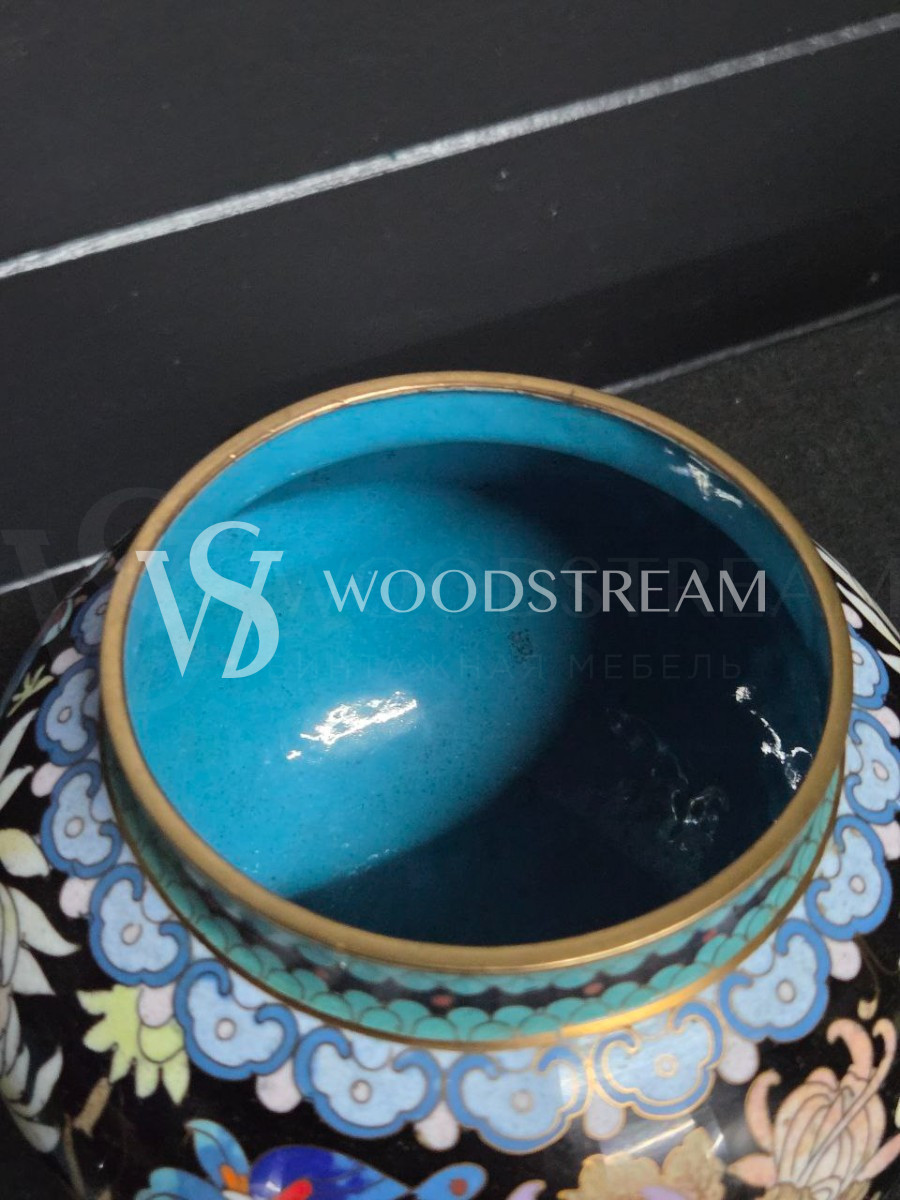 Ваза с крышкой в стиле шинуазри