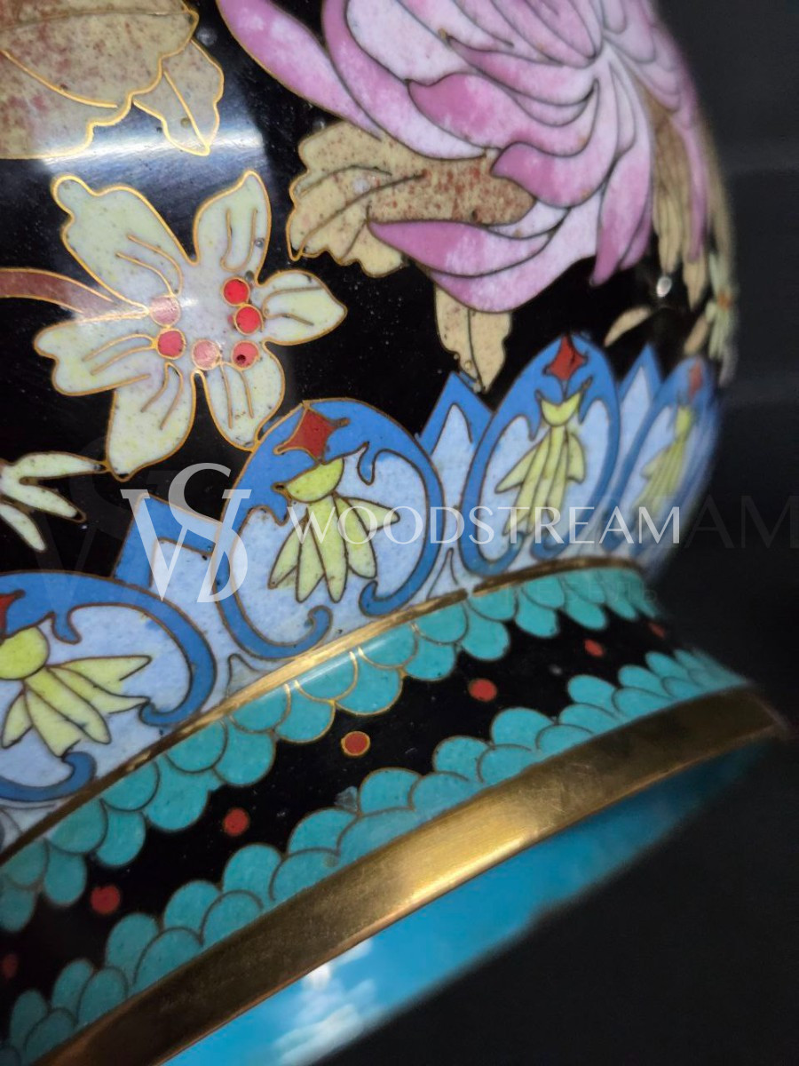 Ваза с крышкой в стиле шинуазри