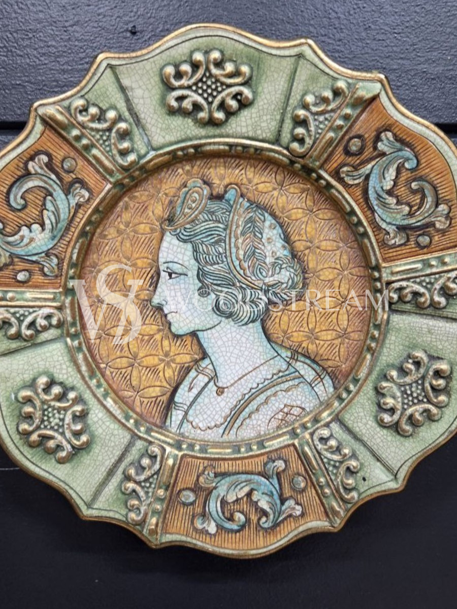 Тарелка декоративная/Портрет в викторианском стиле