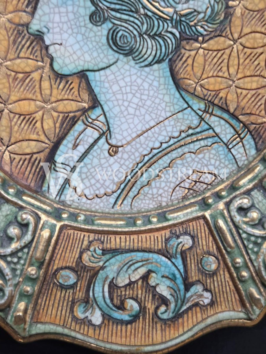 Тарелка декоративная/Портрет в викторианском стиле