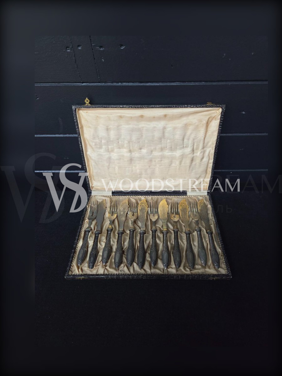 Набор столовых приборов в оригинальной коробке: ножи и вилки