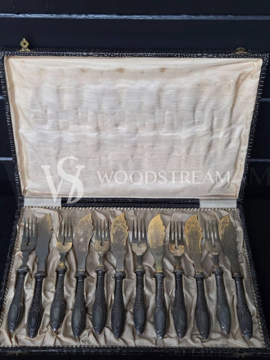 Набор столовых приборов в оригинальной коробке: ножи и вилки