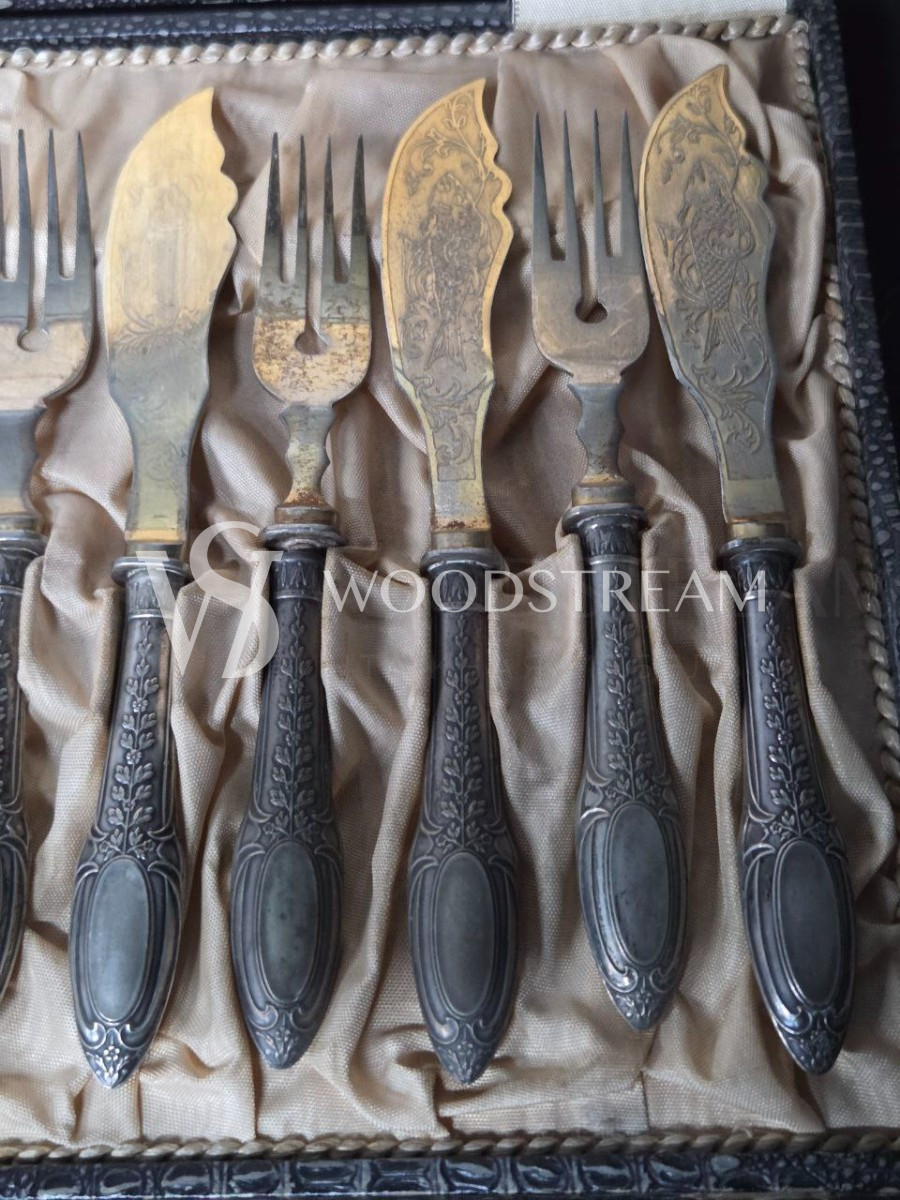 Набор столовых приборов в оригинальной коробке: ножи и вилки