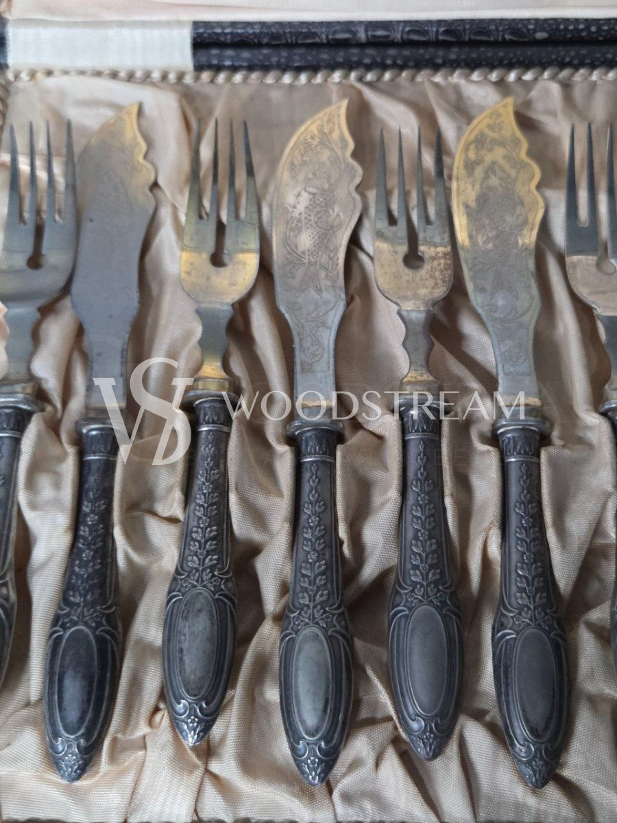 Набор столовых приборов в оригинальной коробке: ножи и вилки