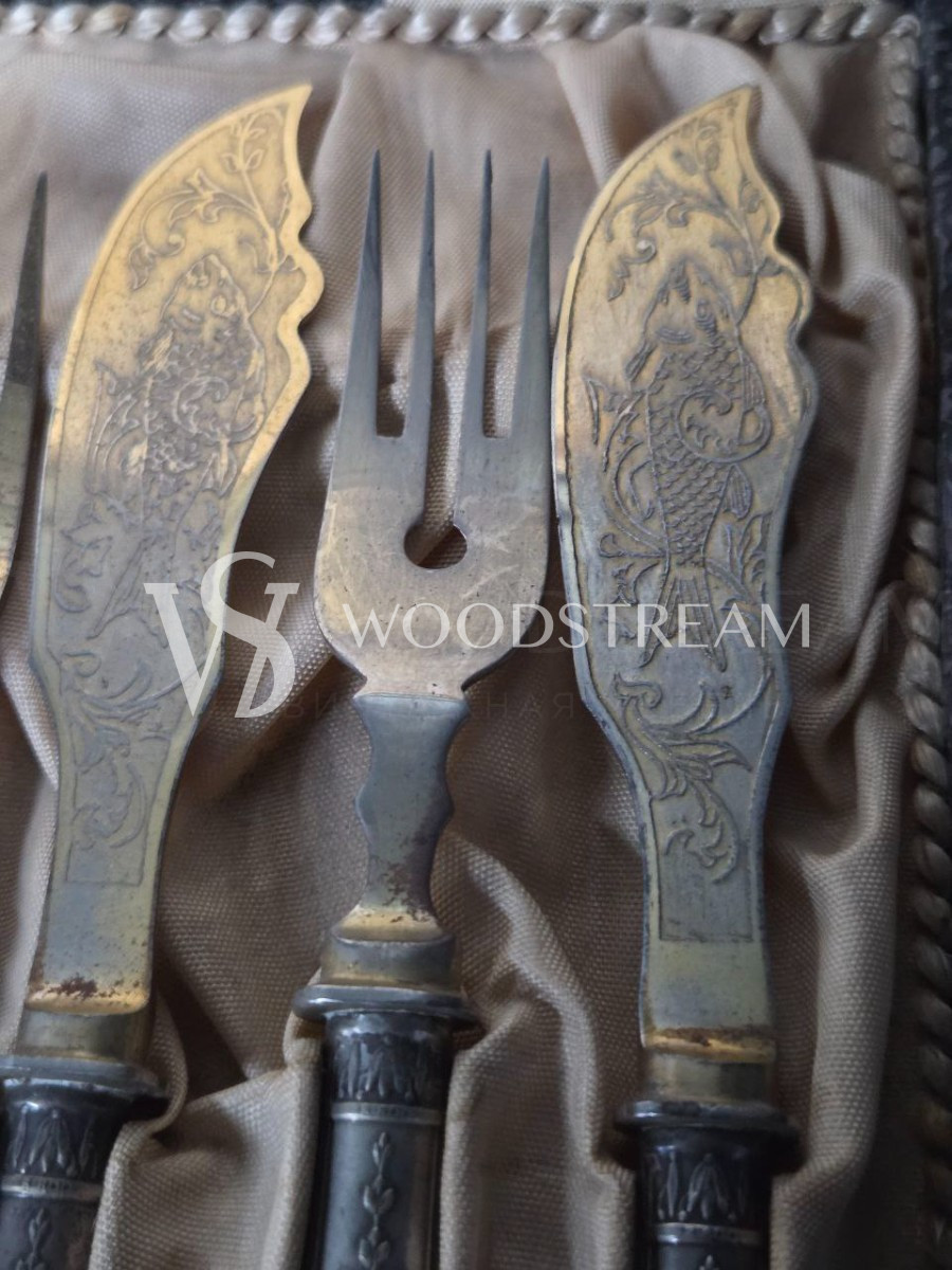 Набор столовых приборов в оригинальной коробке: ножи и вилки