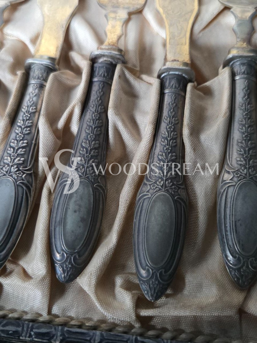 Набор столовых приборов в оригинальной коробке: ножи и вилки