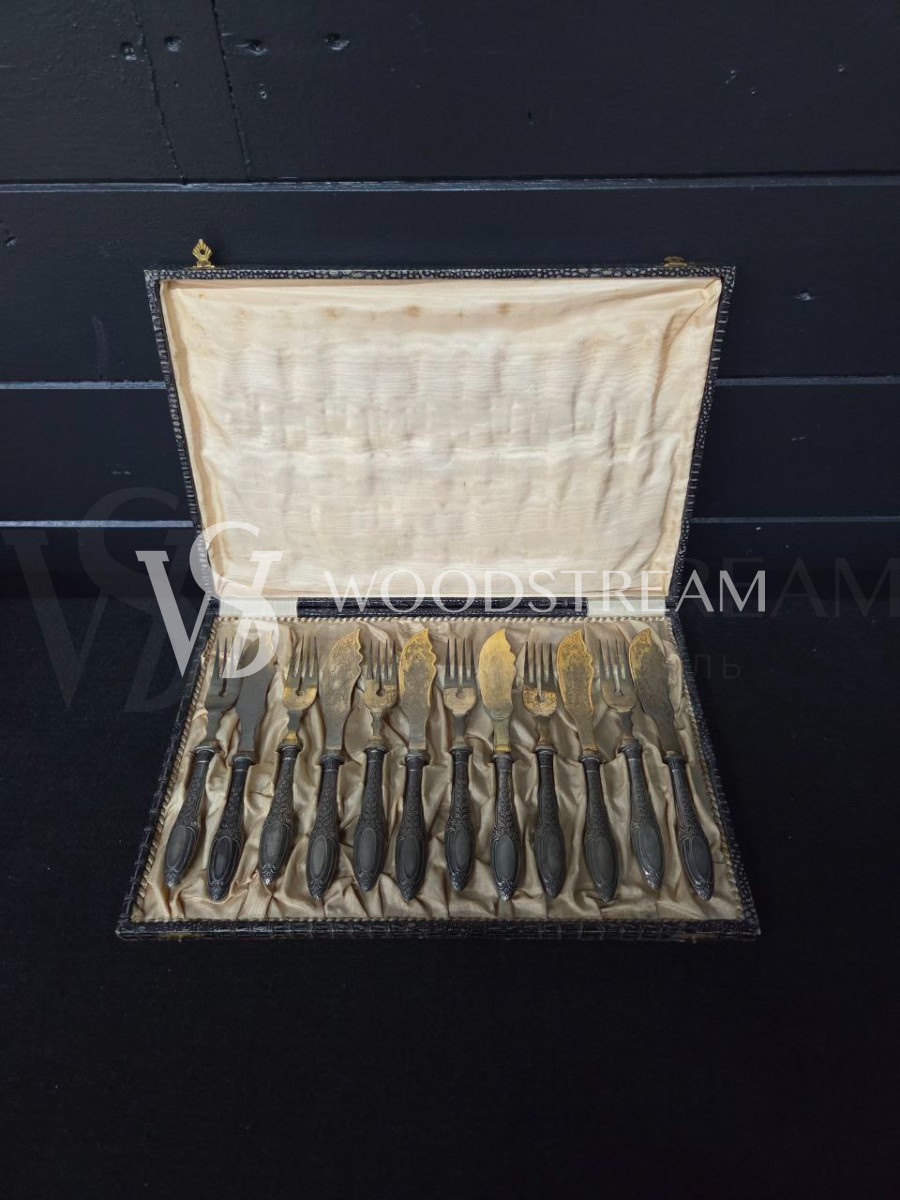 Набор столовых приборов в оригинальной коробке: ножи и вилки