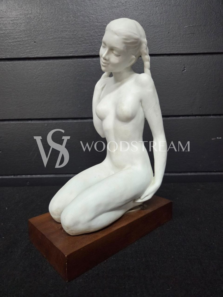 Скульптура/Статуэтка на подставке Девушка