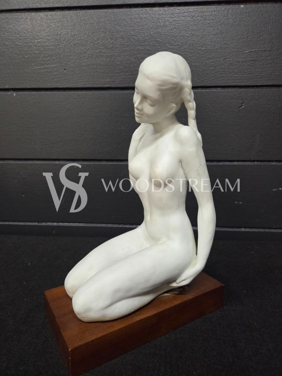 Скульптура/Статуэтка на подставке Девушка