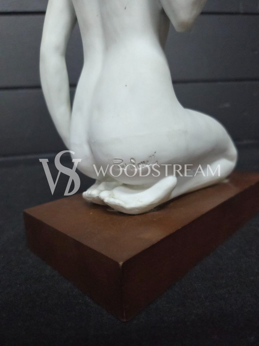 Скульптура/Статуэтка на подставке Девушка