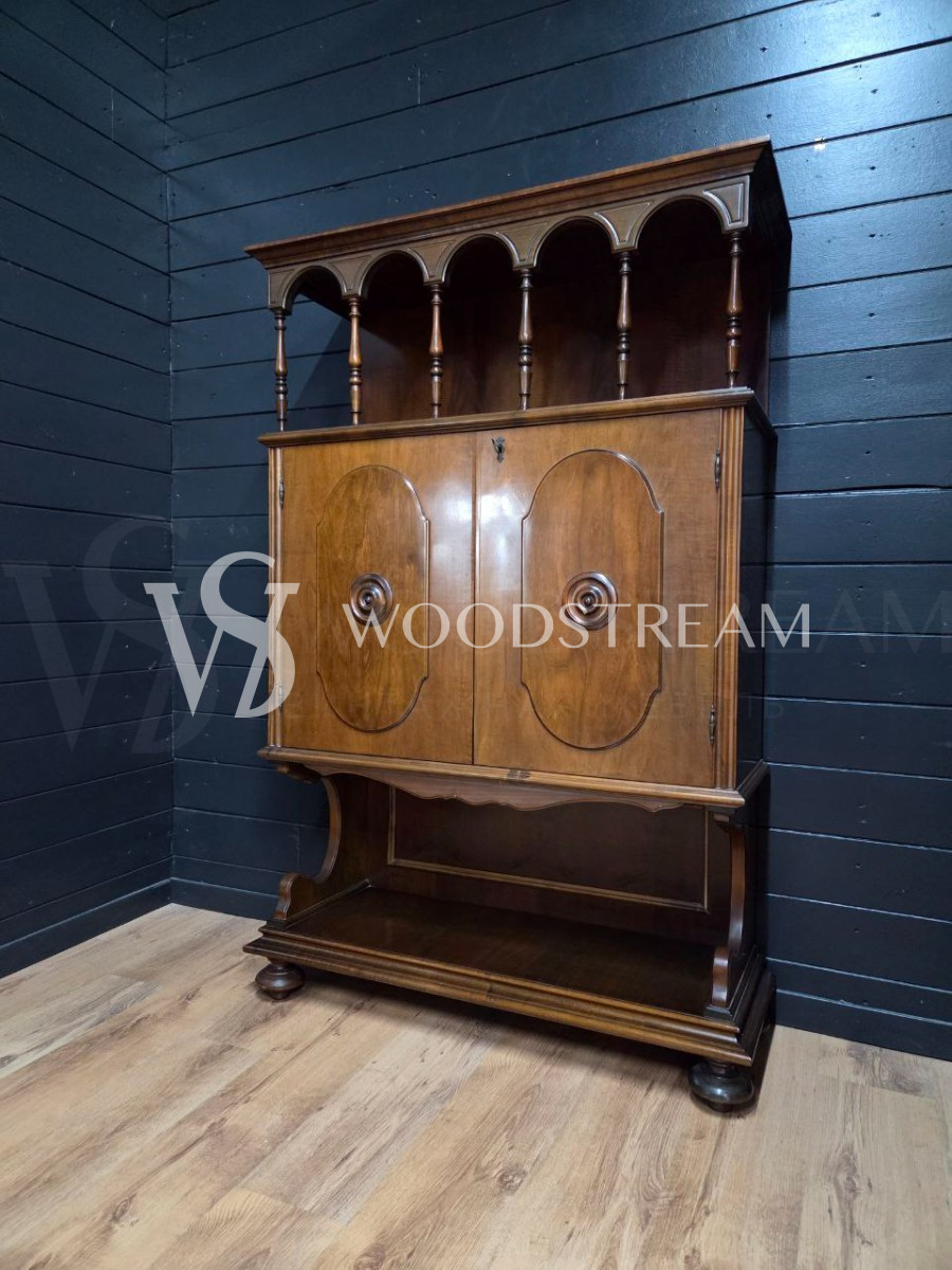 Шкаф с полкой винтажный